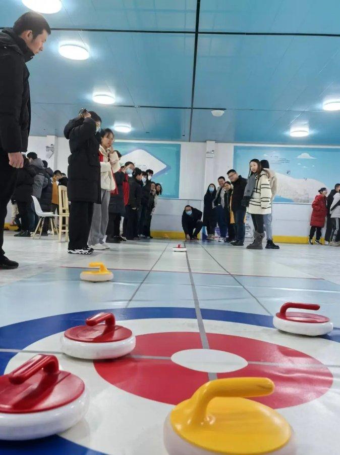 关于特色冰壶趣味赛，冰上策略与技巧结合的信息