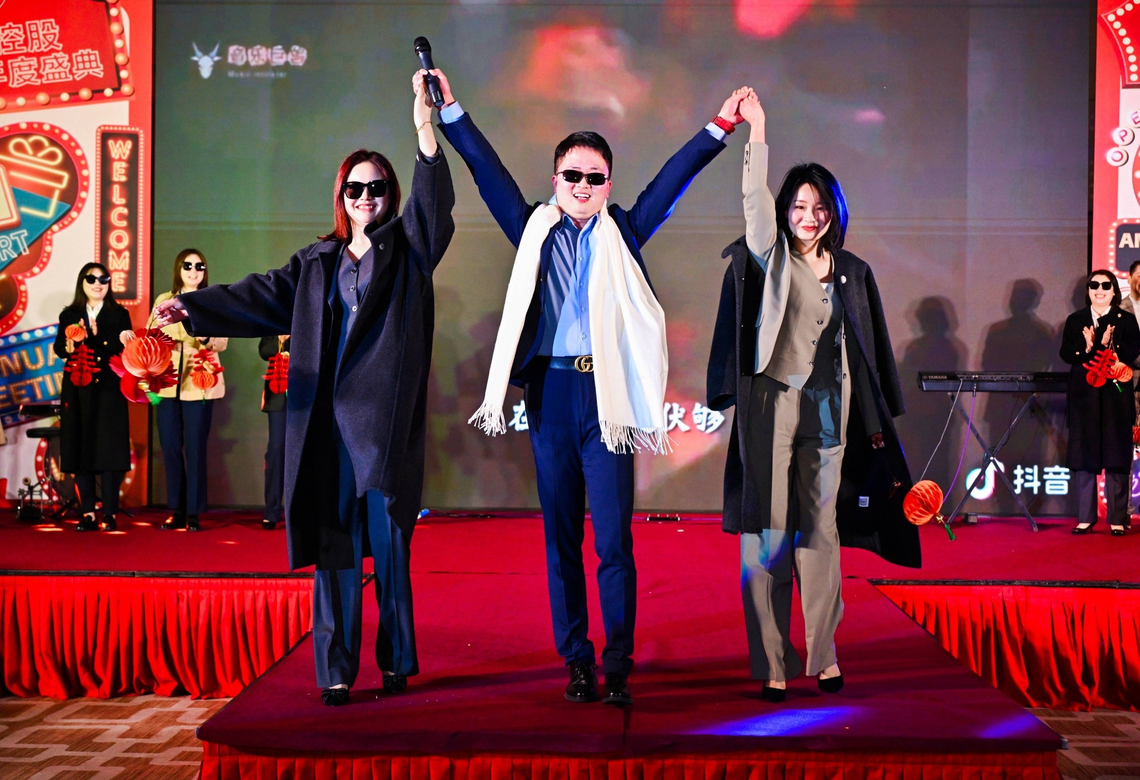 包含跨年盛典：联盟年度盛事回顾的词条