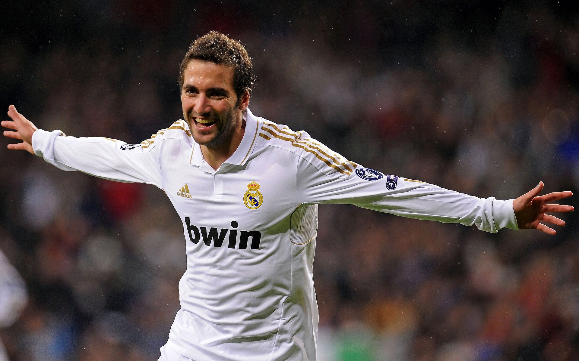 广州队球员在比赛中表现稳定，取得胜利，广州队规划球员